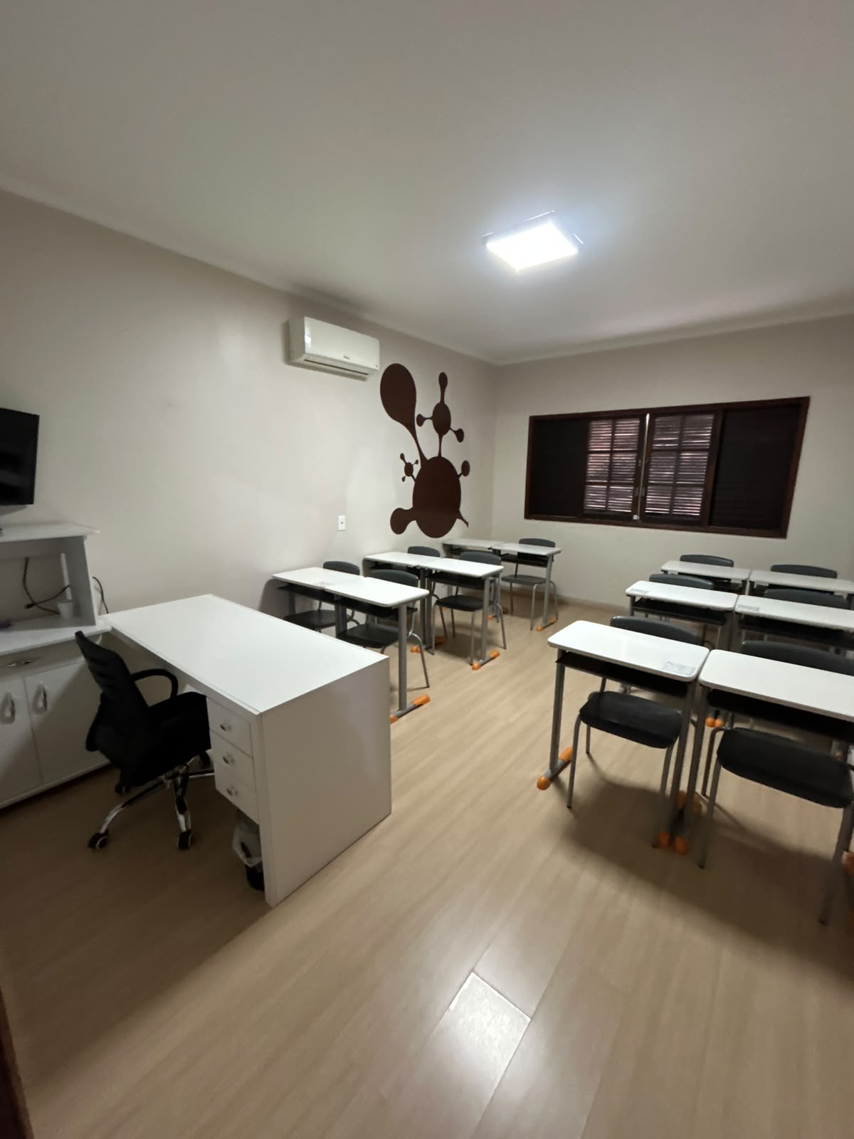 Sala de eventos climatizada com TV e mobiliário completo